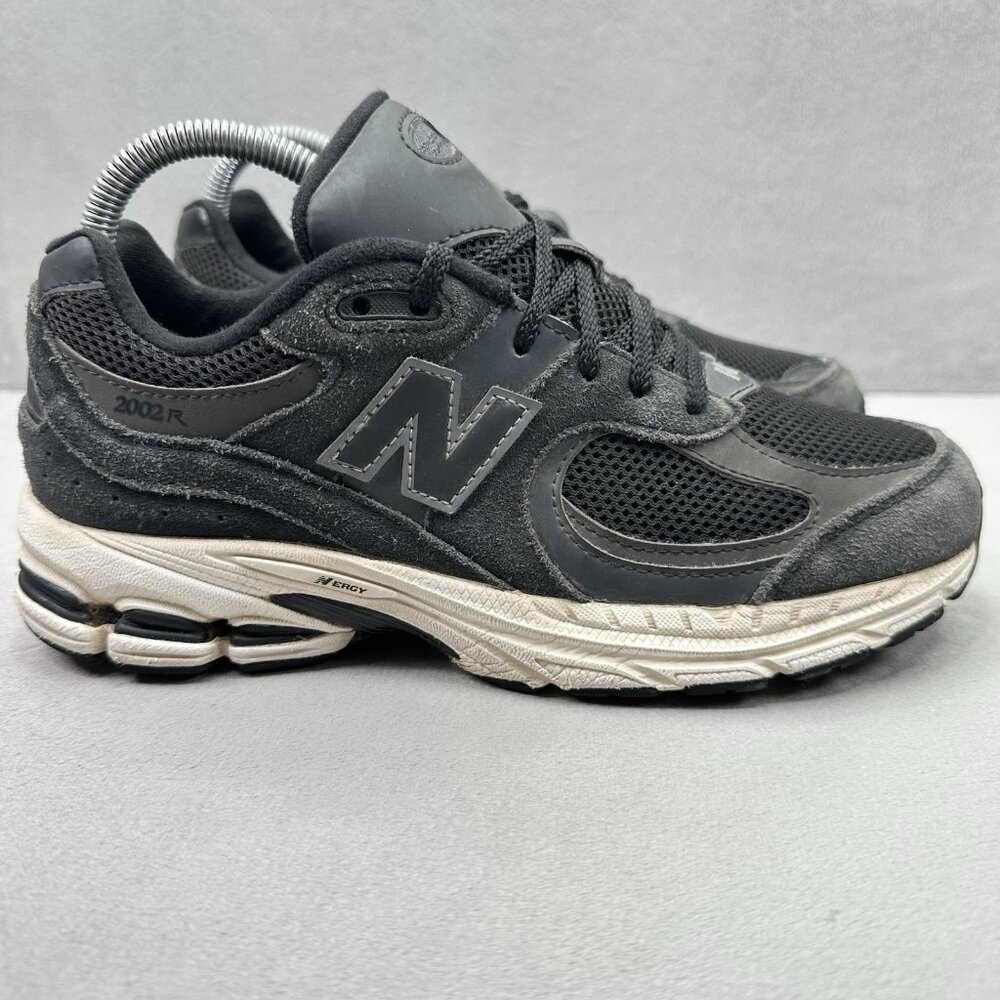 Womens 7.5 / Youth 6 New Balance 2002R‎ 'Phantom' Shoes Black Suede Sneakers